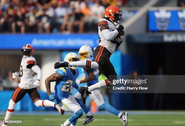 David Njoku of the Cleveland Browns catches the ball for a touchdown during the fourth quarter against the Los Angeles Chargers at SoFi Stadium on...