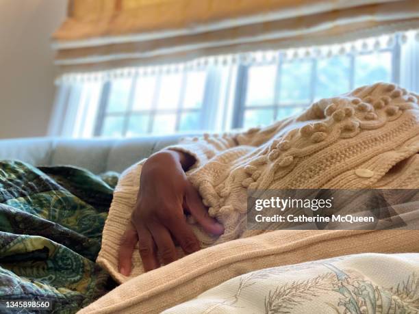 african-american woman experiences stomach pain - morning sickness stockfoto's en -beelden