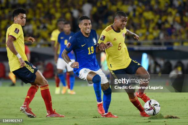 Raphinha of Brazil fights for the ball with Wilmar Barrios of Colombia during a match between Colombia and Brazil as part of South American...