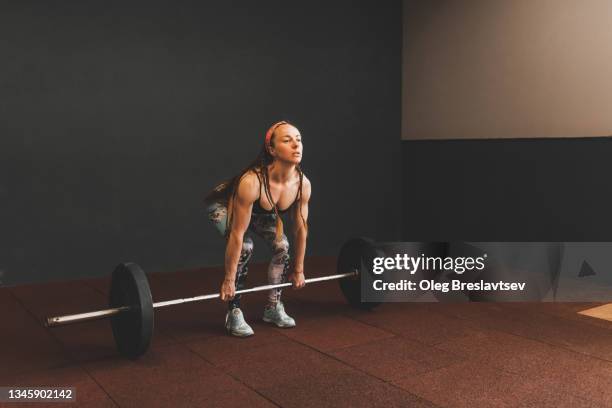 woman deadlift. strong, serious and concentrated girl. muscular athletic body - sollevamento pesi femminile foto e immagini stock