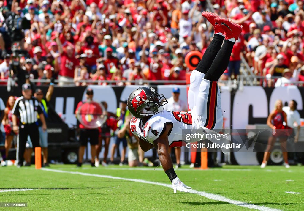 Tb Score Giovani Bernard of the Tampa Bay Buccaneers scores on a 10-yard... News ...