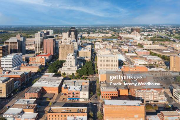 aerial view of shreveport looking across the red river into bossier city - shreveport foto e immagini stock