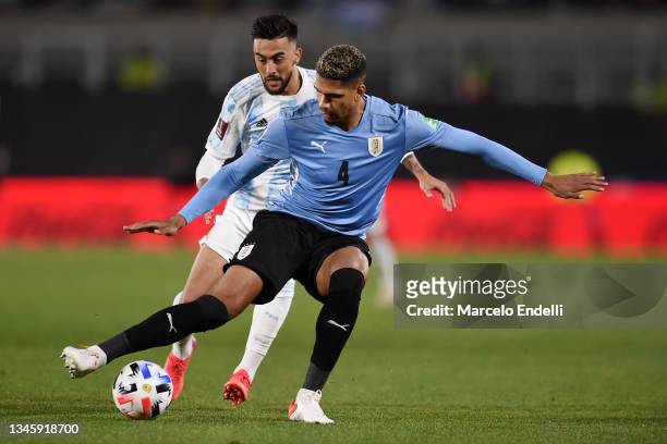 Ronald Araujo of Uruguay fights for the ball with Nicolás Gonzalez of Argentina during a match between Argentina and Uruguay as part of South...
