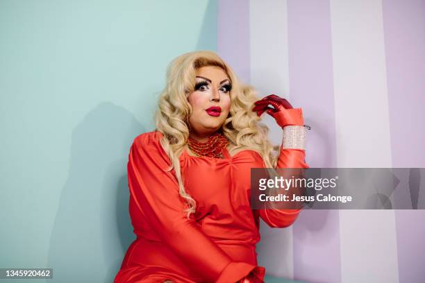 portrait of a drag queen, with a surprise expression. copyspace - diva stockfoto's en -beelden