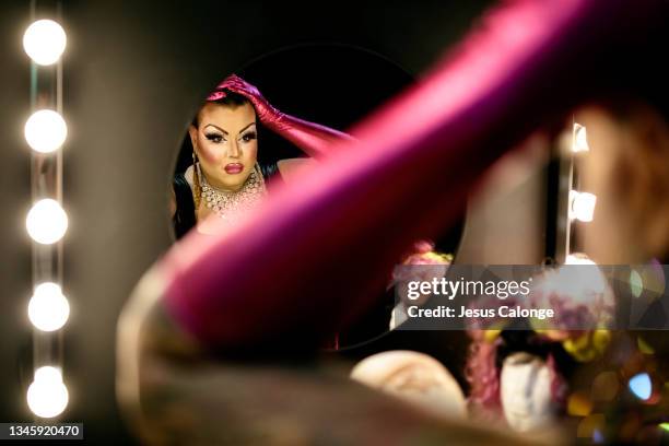 drag queen dying in the mirror in a dressing room - dragqueen stock-fotos und bilder