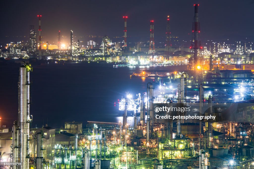 Bâtiments industriels de nuit de l’usine de produits chimiques, de carburant et de gaz de Yokkaichi vue