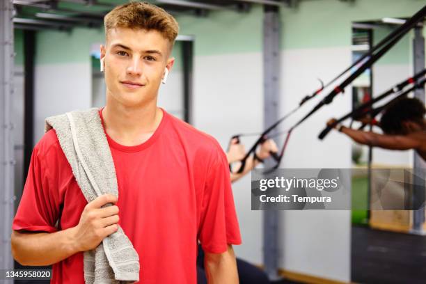 portrait of a young man at the gym. - train spain stockfoto's en -beelden