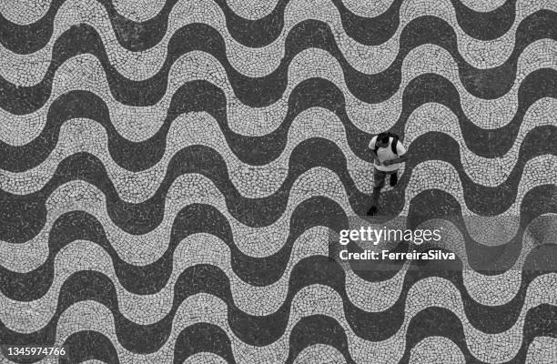 vista panorámica de la gente en la acera de copacabana - playa de copacabana fotografías e imágenes de stock