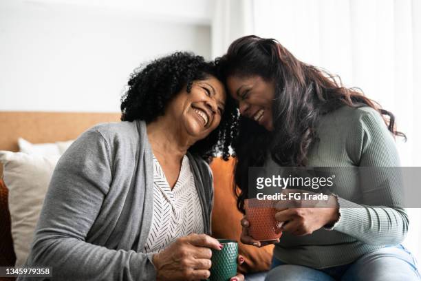 自宅で母と娘の間の絆の瞬間 - happy mothers day mom ストックフォトと画像