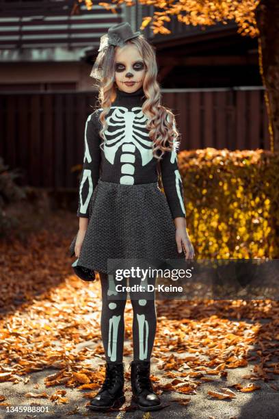 ハロウィーン - zombie girl ストックフォトと画像