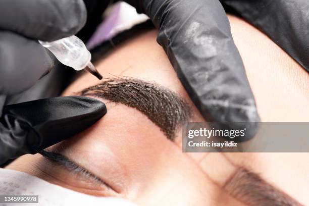 l’esthéticienne applique un maquillage permanent - maquillage permanent photos et images de collection