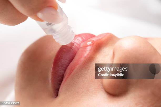 kosmetikerin trägt permanent make-up auf - permanent make up stock-fotos und bilder