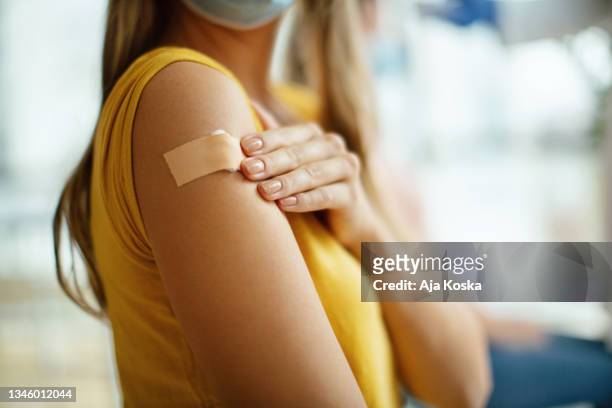 vacunación contra el covid-19. - vacuna fotografías e imágenes de stock