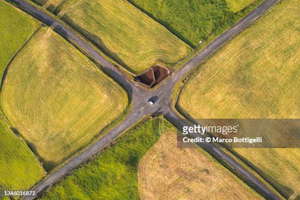 crossroad among farm fields, azores islands, portugal - dwarsweg stockfoto's en -beelden