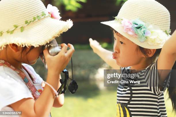 asian girls take photos with a digital camera. - digital twin bildbanksfoton och bilder