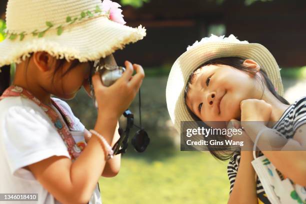 asian girls take photos with a digital camera. - digital twin bildbanksfoton och bilder