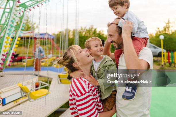 happy family at the traveling fair - hangout festival day 3 stockfoto's en -beelden