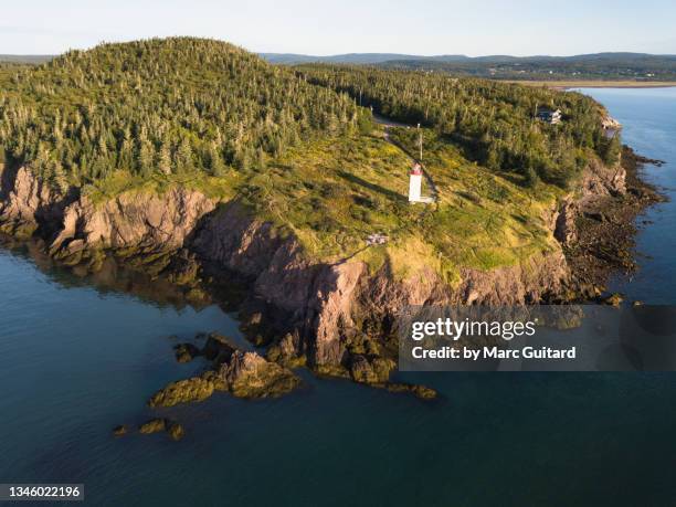 quaco head lighthouse, bay of fundy, saint martins, new brunswick, canada - new brunswick canada stock pictures, royalty-free photos & images