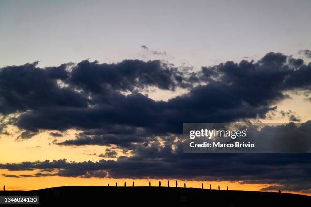 val d'orcia tuscany italy at sunset - marco brivio stock-fotos und bilder