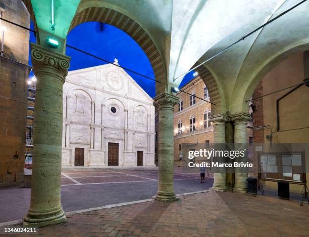 pienza val d'orcia tuscany italy. piazza pio ii square at sunset. the cathedral - marco brivio stock-fotos und bilder