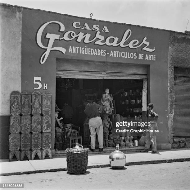 Casa Gonzalez, a shop selling antiques and craft products in Mexico City, Mexico, circa 1950.