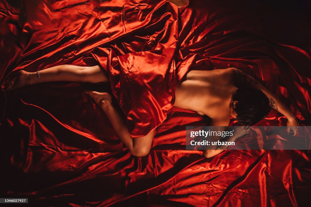 Frau in roter Bettwäsche