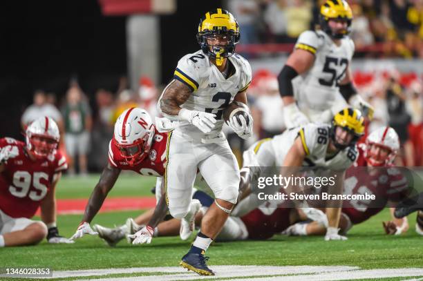 Running back Blake Corum of the Michigan Wolverines runs against the Nebraska Cornhuskers in the first half at Memorial Stadium on October 9, 2021 in...