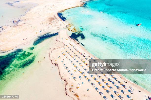 sand beach between lagoon and sea, balos, crete - laguna foto e immagini stock