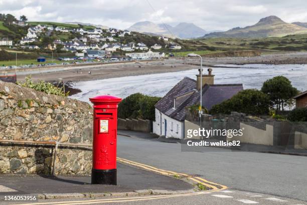 downhill to criccieth beach - letter box stock pictures, royalty-free photos & images