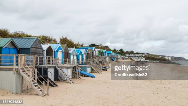 abersoch beach huts - gwynedd stockfoto's en -beelden
