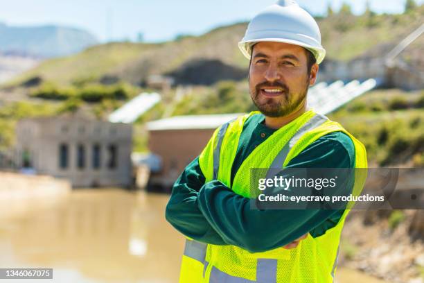 large volume water transfer pipes and pump system maintenance and inspection of waterworks and irrigation utilities equipment materials and mixed ethnic group workers western usa photo series - water pump 個照片及圖片檔