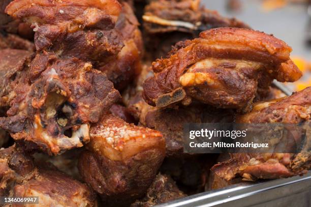 chicharrones elaborados con carne de cerdo, comida peruana - carne de cerdo stock-fotos und bilder