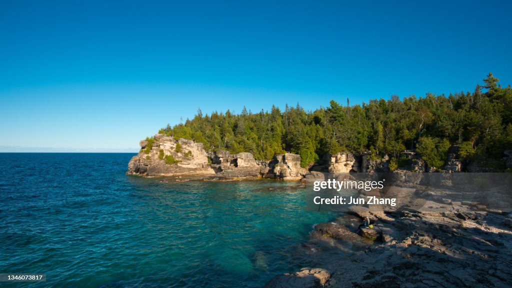 Bruce Peninsula National Park in late September - The turquoise freshwater and rocky shore line at Indian Head Cove