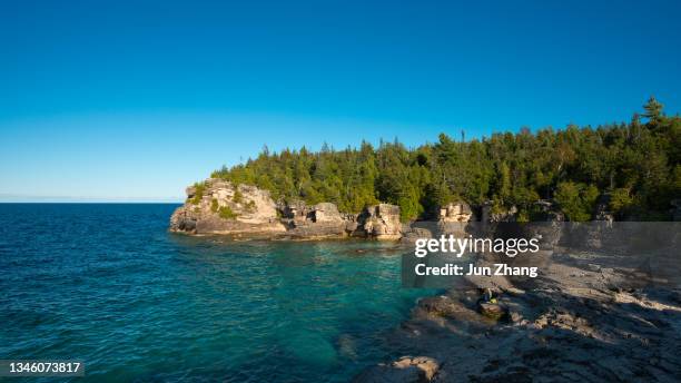 bruce peninsula national park in late september - the turquoise freshwater and rocky shore line at indian head cove - ontario - canada stockfoto's en -beelden