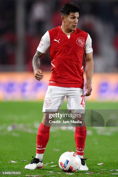 Lucas Romero of Independiente controls the ball during a match between Independiente and Gimnasia y Esgrima La Plata as part of Torneo Liga...