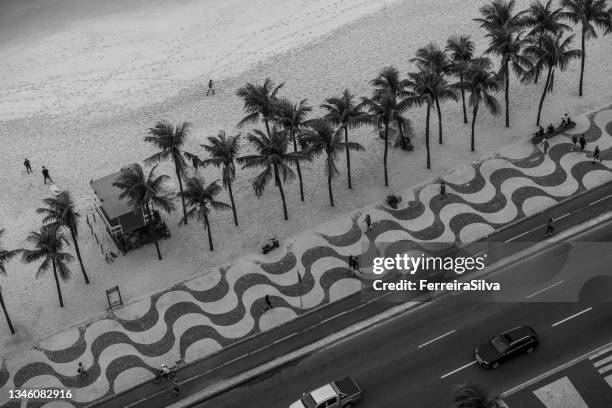 vista de ángulo alto desde la avenida copacabana - copacabana rio de janeiro fotografías e imágenes de stock