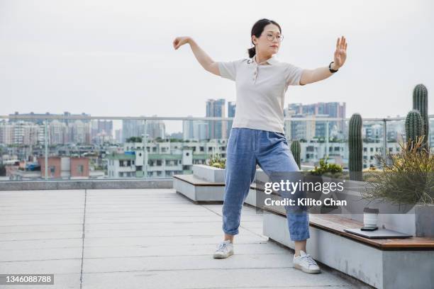asian businesswoman practicing tai chi in a platform - heritage round one imagens e fotografias de stock
