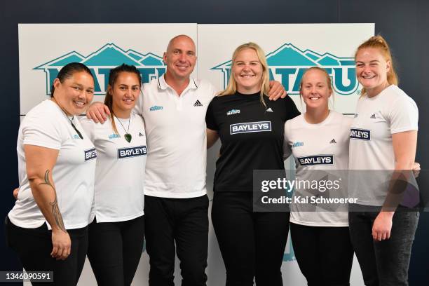 Stephanie Te Ohaere-Fox, Te Rauoriwa Gapper, Head Coach Blair Baxter, Phillipa Love, Kendra Cocksedge and Grace Brooker of Matatū pose during the...