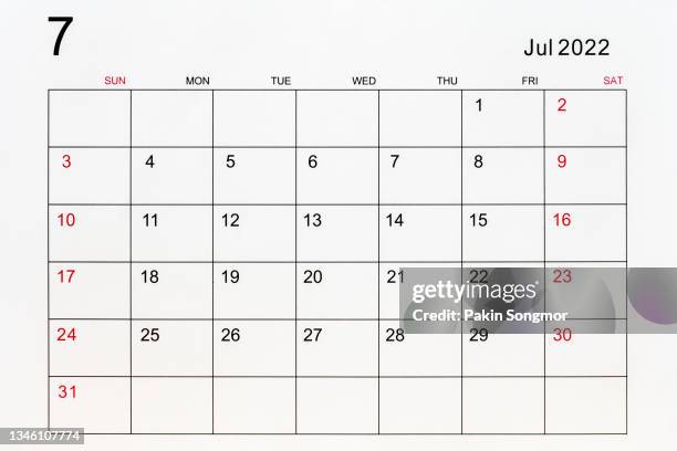 close up calendar desk 2022 on july month. - 4th of july stockfoto's en -beelden