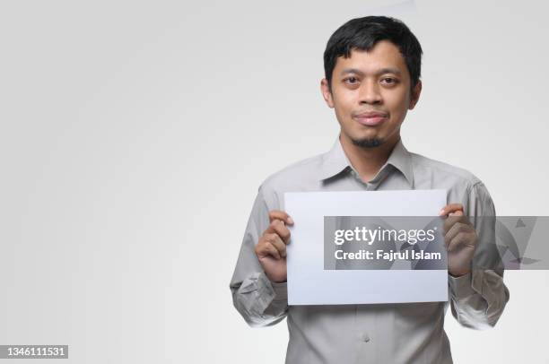 asian man holding blank paper - thai ethnicity fotografías e imágenes de stock