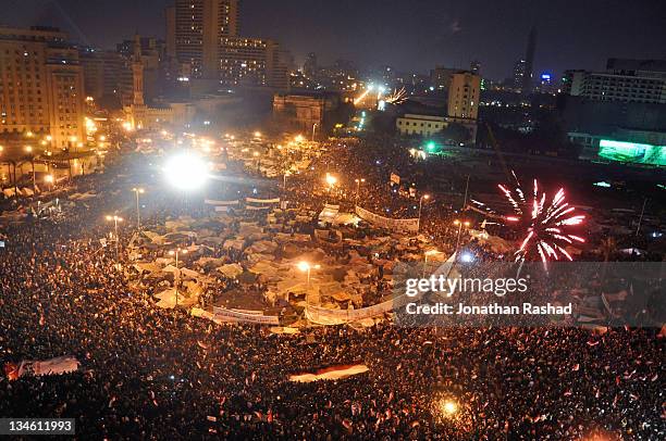 celebrations in tahrir square - february 11, 2011 - place tahrir le caire photos et images de collection