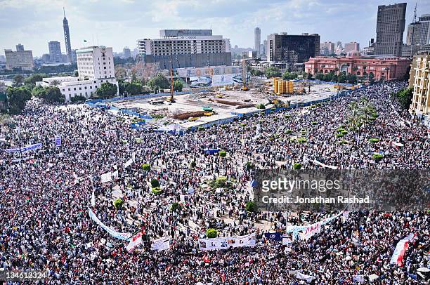 egyptian revolution - tahrir square - 8 april 2011 - place tahrir le caire photos et images de collection