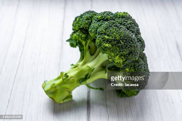 close-up of fresh broccoli - brokkoli fotografías e imágenes de stock