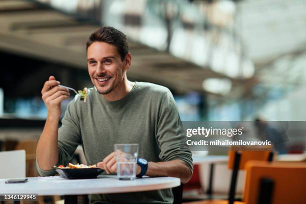 hora del almuerzo - comer fotografías e imágenes de stock