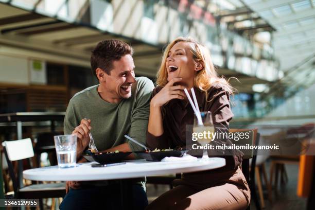 farla ridere ogni giorno - happy couple eating foto e immagini stock