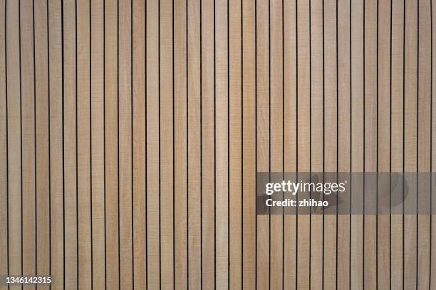 full frame front view of wooden wall - panneau en bois photos et images de collection