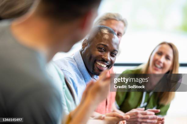 kennenlernen - büro freude stock-fotos und bilder