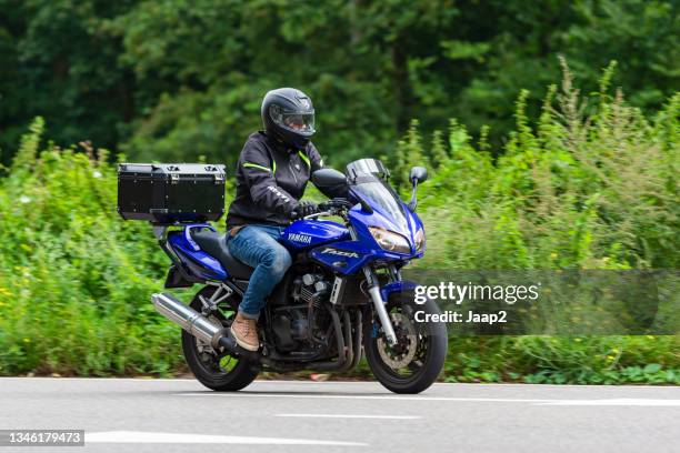 motocicleta yamaha fazer azul holandesa conduciendo en utrecht - yamaha corporation fotografías e imágenes de stock