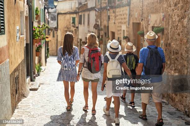 mehrgenerationen-familien-sightseeing schöne stadt valldemossa, mallorca, spanien - gruppenreise stock-fotos und bilder
