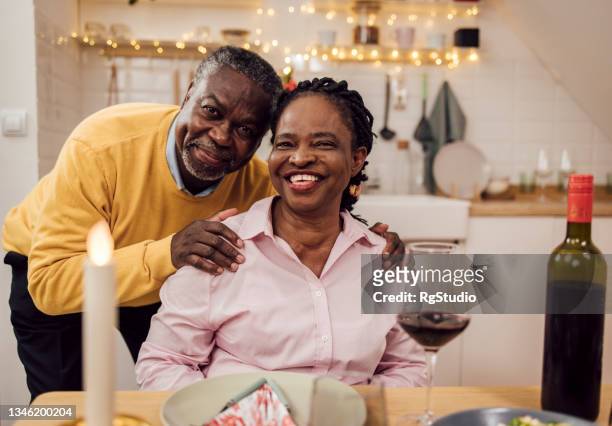 porträt eines glücklichen afroamerikanischen seniorenpaares, das silvester genießt - 63 year old female stock-fotos und bilder